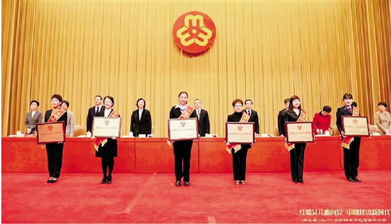 为平安建设贡献“她力量”